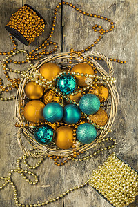 圣诞球红色、金色、绿色、珠子放在木篮里