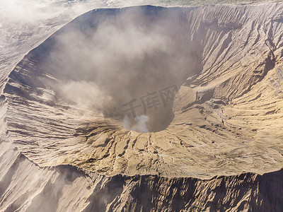 印度尼西亚爪哇岛布罗莫腾格里塞梅鲁国家公园布罗莫火山火山口的鸟瞰图。