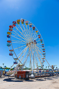 黄色转轮摄影照片_巨型弗累斯大转轮在游乐园里有蓝天背景