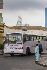 阿联酋迪拜 — 2021 年 12 月 22 日 — 萨特瓦地区繁忙的街道。