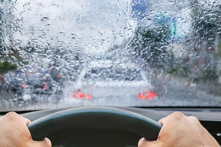 堵车时车内挡风玻璃上的雨滴