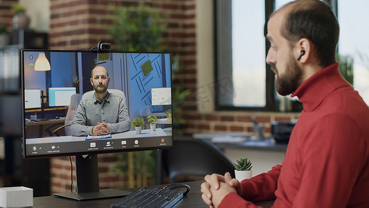 商人在计算机上参加远程视频通话会议