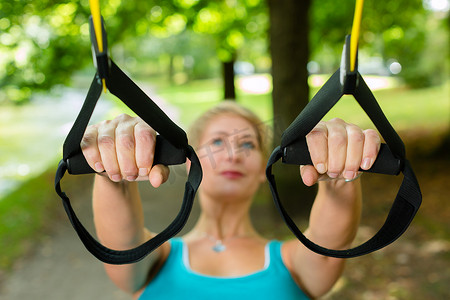 女人做悬吊训练器运动