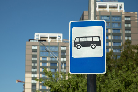 住宅小区背景上的蓝色巴士站牌