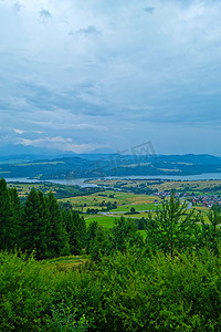 从高处俯瞰山河，风景如画。