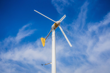 风力涡轮机发电与蓝天-节能概念