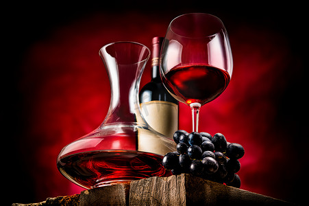 饮料瓶摄影照片_醒酒器葡萄酒和葡萄