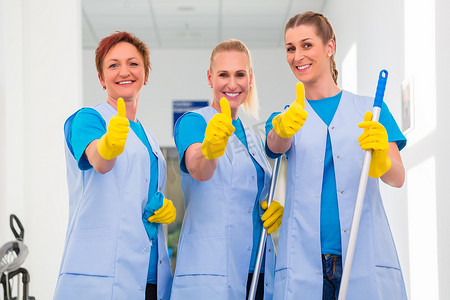 清洁女工在团队中工作