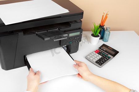 使用打印机扫描和打印文档的妇女