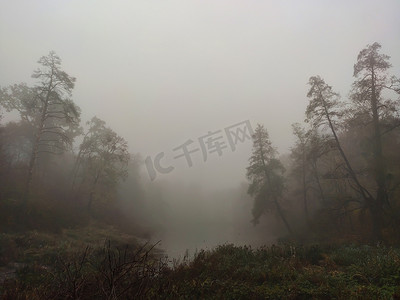秋天的早晨，森林湖里弥漫着浓雾和美丽的暖色