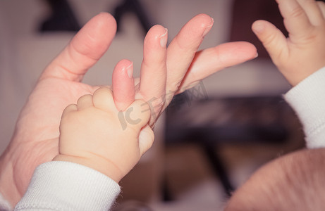 新生儿手玩成人手指，产妇概念