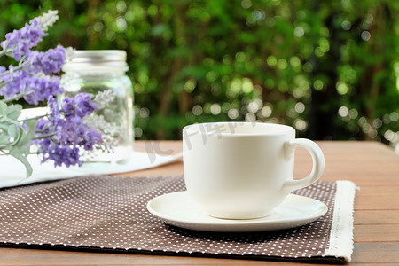 在花园里喝杯咖啡放松身心