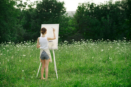 学生画画摄影照片_女艺术家绘画自然野餐爱好创意