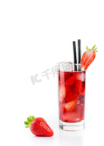 鸡尾酒字体中的草莓，上面有冰，上面有草莓