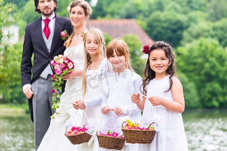 婚礼伴娘儿童提着花篮