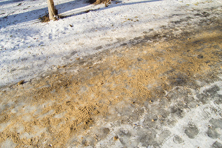 沙冰摄影照片_公园道路布沙、与冰的斗争以及湿滑受伤的危险
