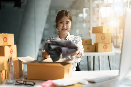 年轻的亚洲小企业主在家庭办公室工作，记录采购订单。