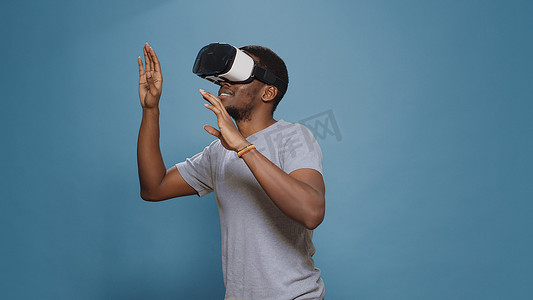现代人使用 VR 眼镜和未来增强软件