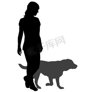 一个带着狗散步的女人的剪影