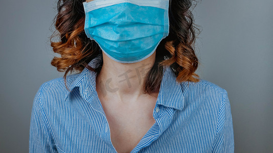戴着防护面罩预防冠状病毒的妇女。