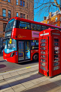 英国伦敦，2022年2月8日：伦敦街上著名的红色双层巴士和红色电话亭。