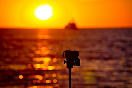 使用三脚架上的单反相机拍摄史诗般的日落照片