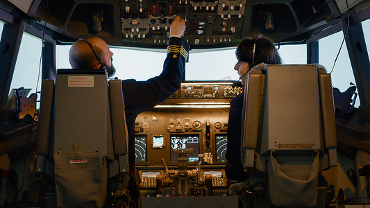 引航摄影照片_男机长固定高度和经度水平来驾驶飞机