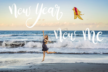 新年新我概念 一位年轻女子在海滩上放风筝。