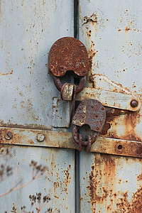 谷仓门口有两把可靠的旧锁
