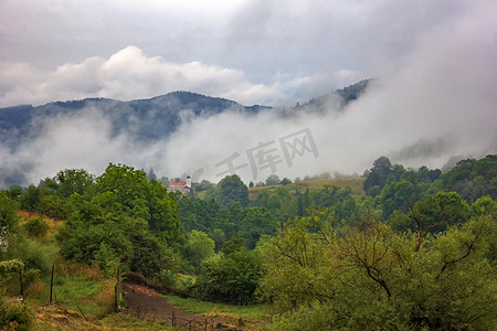 美丽的山景，孤独的建筑和山上的薄雾