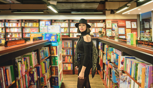 戴黑帽子的美女在书店里