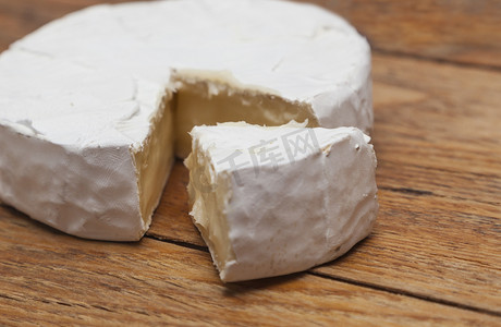 质朴木质背景中的法国卡芒贝尔奶酪