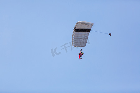 群连体裤摄影照片_跳伞运动员在空中飞行