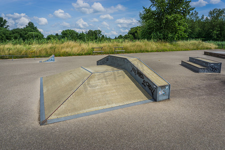溜冰者公园设有磨轨的小型溜冰坡道