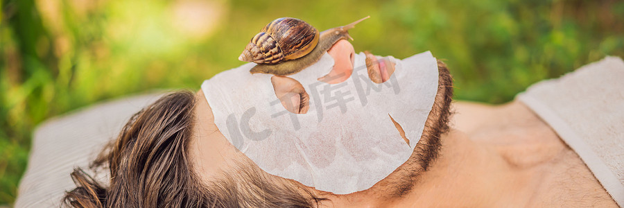 男士spa摄影照片_年轻人用蜗牛粘液制作面膜。