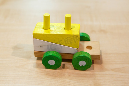 彩色木制火车玩具