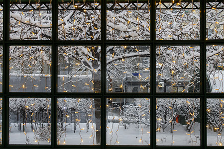 窗外下雪摄影照片_窗外俯瞰雪城。
