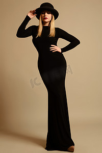 美丽的女士穿着优雅的黑色连衣裙和帽子的时尚照片