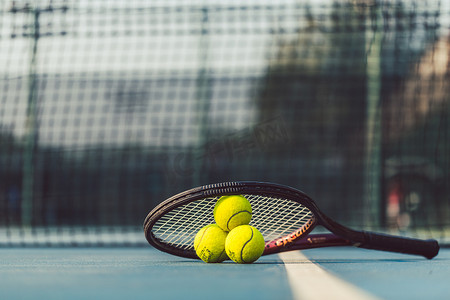 丙烯酸蓝色表面专业球拍上的三个网球