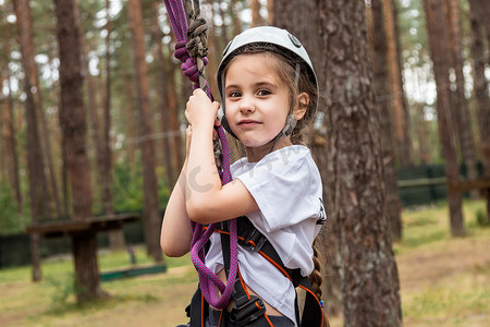 森林里挂着保险的女孩登山者