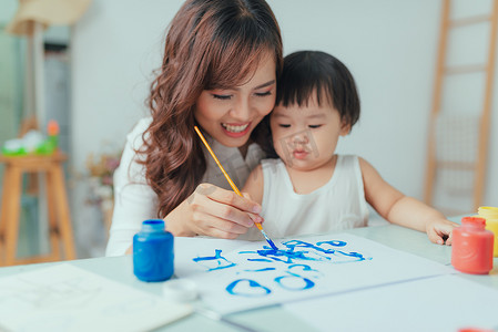 亚洲妇女和女儿一起绘画的肖像