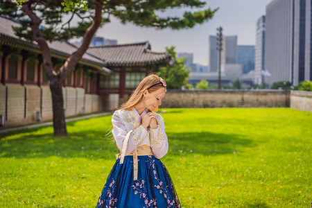 身着韩服的年轻白人女游客在景福宫。