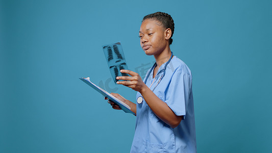 非裔美国护士在工作室分析放射线照相