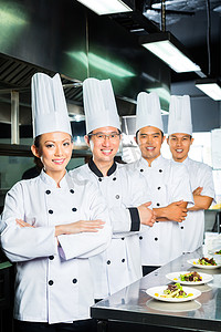 厨房餐厅摄影照片_亚洲厨师在餐厅厨房烹饪