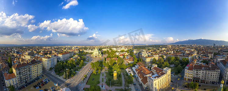 保加利亚语摄影照片_保加利亚索非亚 — 2019年7月5日：保加利亚索非亚市中心和亚历山大·涅夫斯基教堂令人惊叹的空中全景