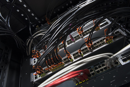 网络服务器机房特写在光纤集线器或交换机上，用于大型机企业业务数据中心超级计算机中的数字通信和互联网。