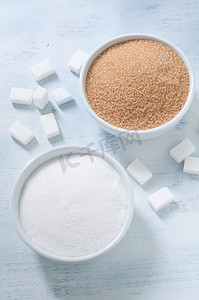 陶器摄影照片_不同类型的糖：红糖、白糖和精制糖
