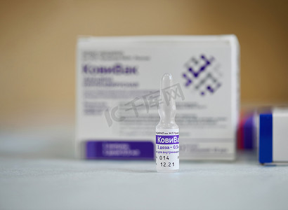 安瓿摄影照片_装有俄罗斯新型冠状病毒 SARS-CoV-2 疫苗 CoviVac 的盒子和安瓿。 