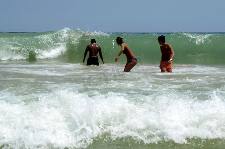 海浪冲击着海岸