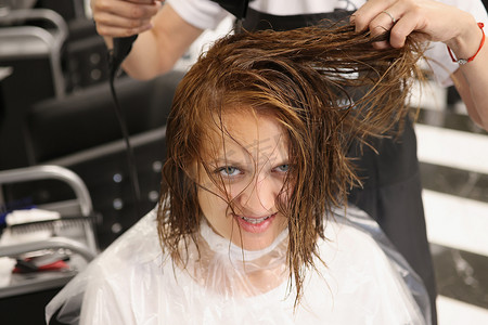 美发师使用吹风机治疗头发，美容程序后干燥湿发